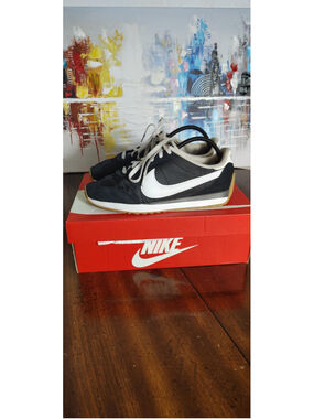 Nike Nylon Low Top Shoes Mens Size 9.5 Black White Gum Sole Sneakers HO2052-001